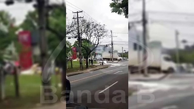 Incêndio em veículo no Uberaba chama atenção de moradores e motoristas neste sábado