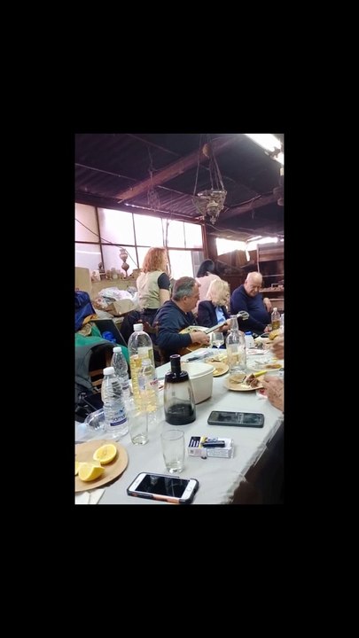 Στο εργαστήρι του Μπάμπη με την παρέα του