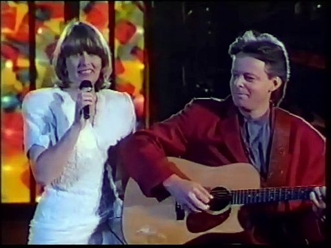 DEBBIE BYRNE & TOMMY EMMANUEL - Scarlet Ribbons (Carols By Candlelight December 24, 1992)