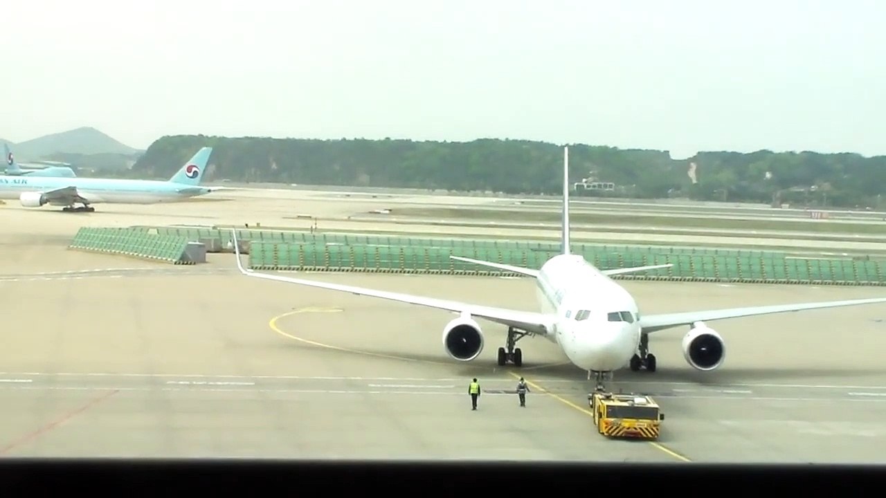 Jeju Air Boeing 737 and Korean Air Boeing 747-8i take off from Incheon International Airport