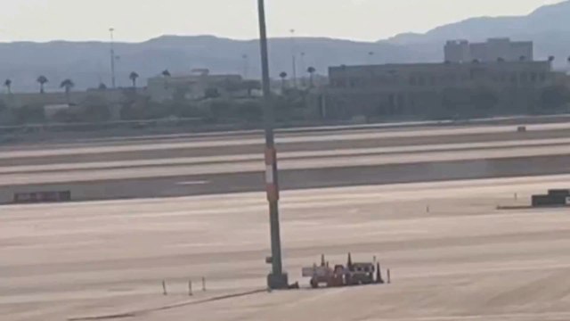 Un avion prend feu sur le tarmac de l'aéroport de Las VegasLes passagers ont dû être évacués d'urgence.