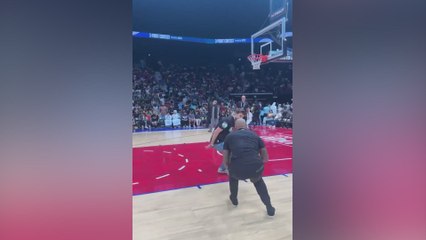 Piqué y Henry se enfrentan en un uno contra uno en baloncesto: sorprende su nível