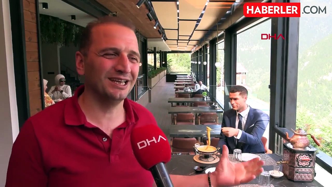 Uzungöl'de Cristiano Ronaldo'nun Bal Mumu Heykeli İlgiyi Çekiyor