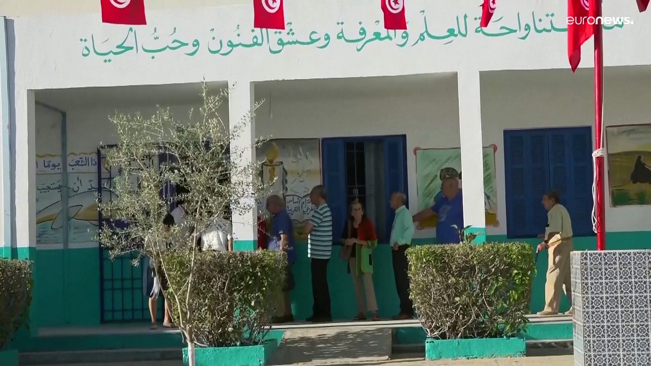 تونس: الملايين ينتخبون رئيسا للبلاد وسط انتقادات المعارضة وقمع المنافسين وخشية العزوف عن التصويت
