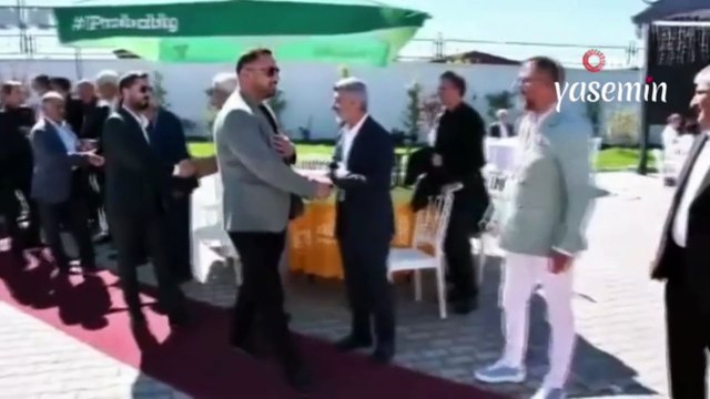 Van'da aşiret düğününde takılan altınlar ağızları açık bıraktı! 10 milyon TL takı takıldı