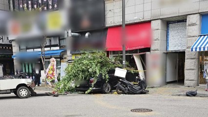 동두천에서 승용차가 가게 들이받아...다친 사람 없어 / YTN
