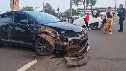 Download Video: Uno capota após colidir com C4 na Praça da Bíblia; três da mesma família ficam feridos