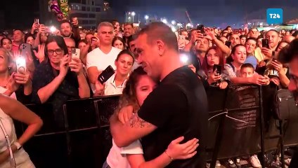 Haluk Levent’ten konser alanındaki seyyar satıcılara jest; ürünleri alıp izleyicilere dağıttı