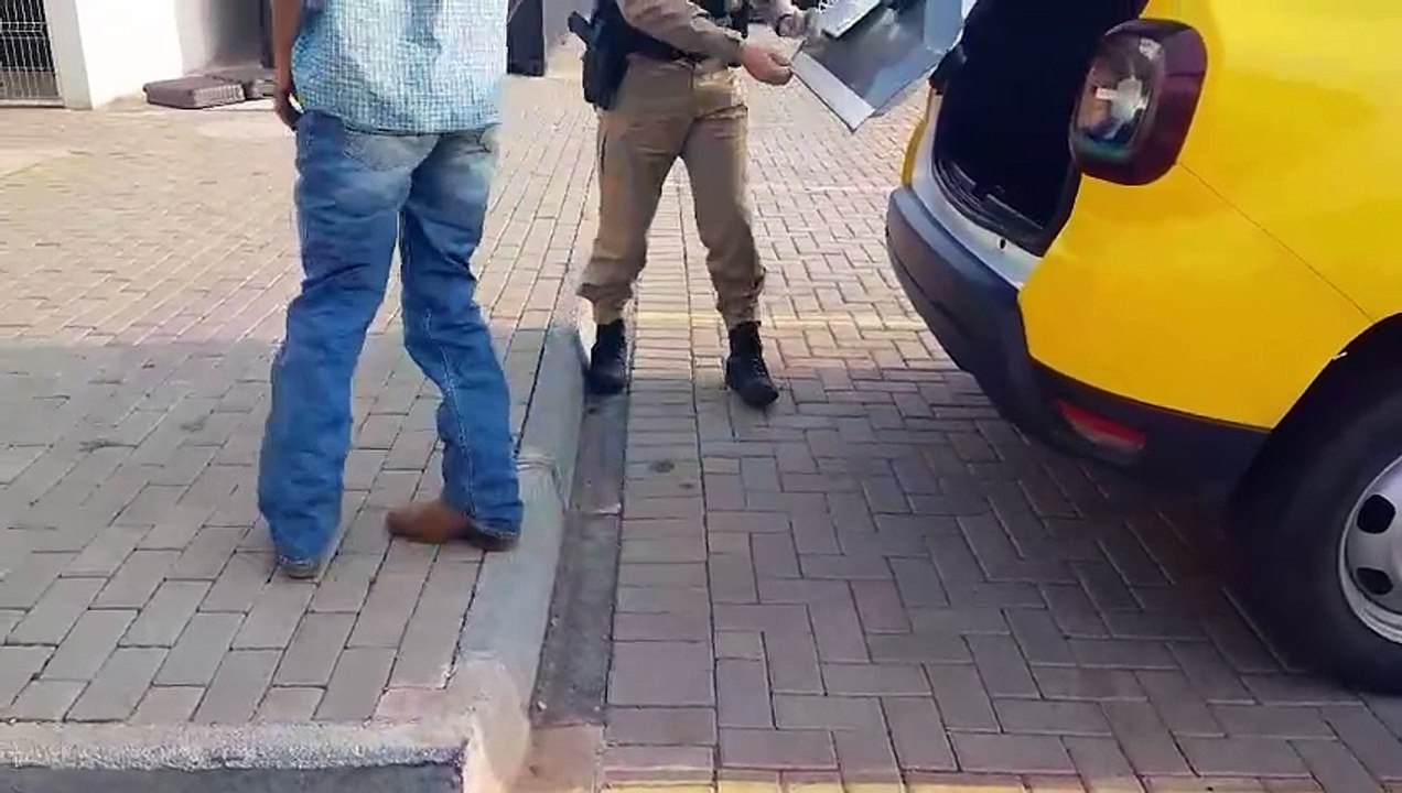 Motorista é detido por embriaguez após capotar veículo e invadir empresa