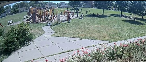 Criança de 10 anos conduz carro roubado em parque infantil de Minneapolis
