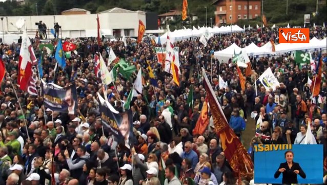 L'olandese Geert Wilders in italiano sul palco di Pontida: Caro Matteo, mio amico, ti amo