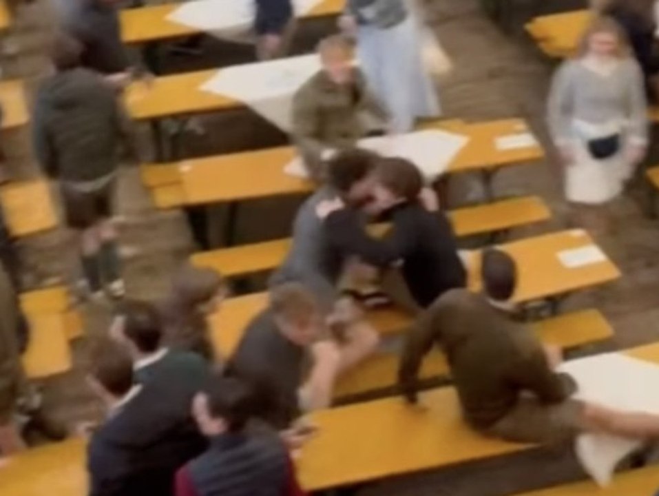 Tisch-Wahnsinn auf der Wiesn: Voller Körpereinsatz um 9 Uhr morgens