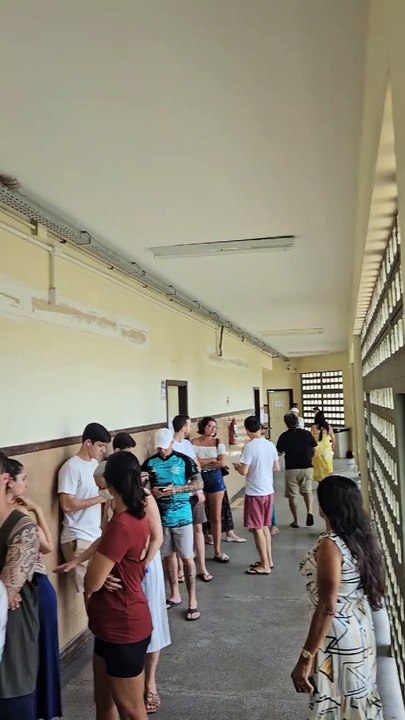 Eleitores desistem de votar em seções com urnas quebradas em colégio de Salvador