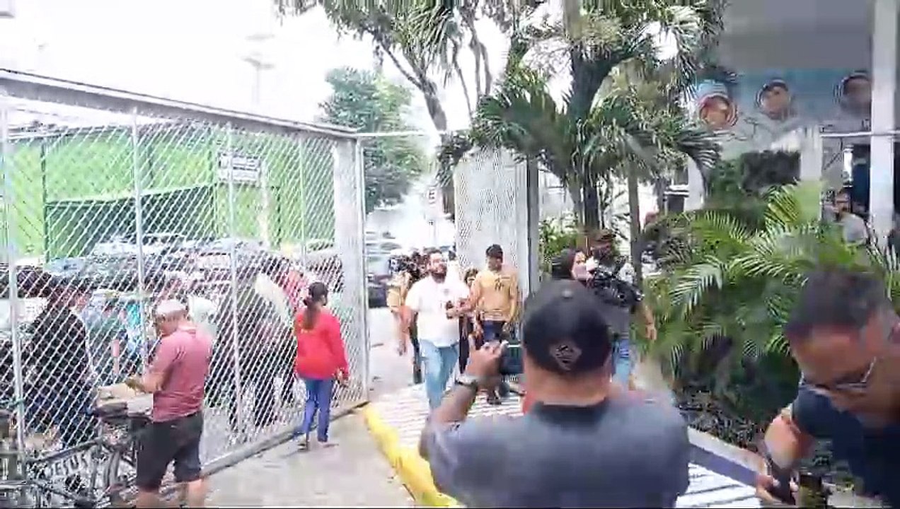 Daniel Coelho (PSD) vota no Recife acompanhado da vice-governadora Priscila Krause