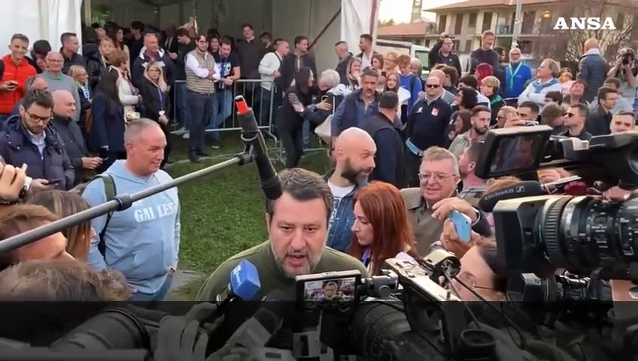 Cori anti Tajani a Pontida, Salvini: "Quattro scemi, chiedo scusa a nome loro"
