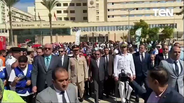 محافظ بورسعيد و مدير أمن بورسعيد يضعان إكليلٱ من الزهور على النصب التذكاري بميدان الشهداء