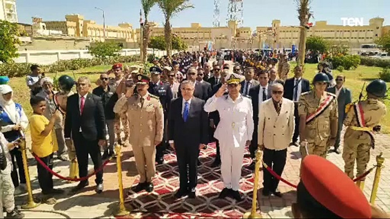 محافظ البحر الأحمر يضع إكليل الزهور علي النصب التذكاري للشهداء احتفالا بالذكرى الـ 51 لنصر أكتوبر