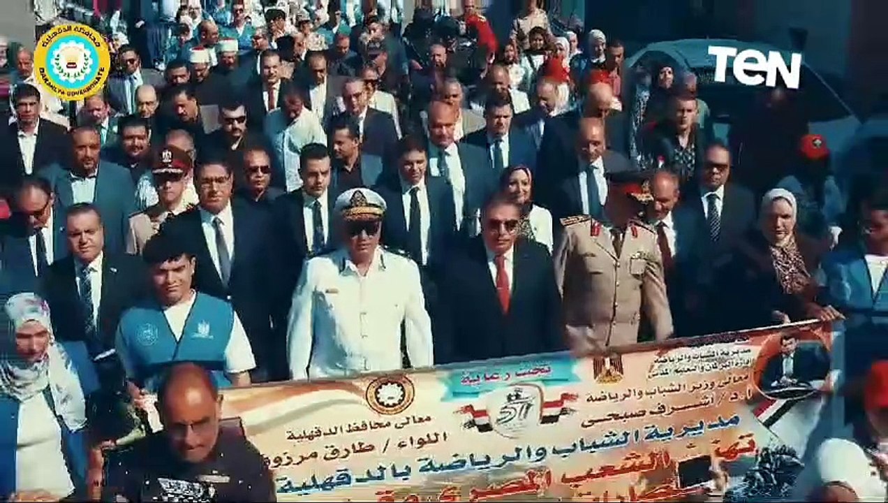 اللواء طارق مرزوق محافظ الدقهلية يضع أكليلا من الزهور على النصب التذكاري للشهداء