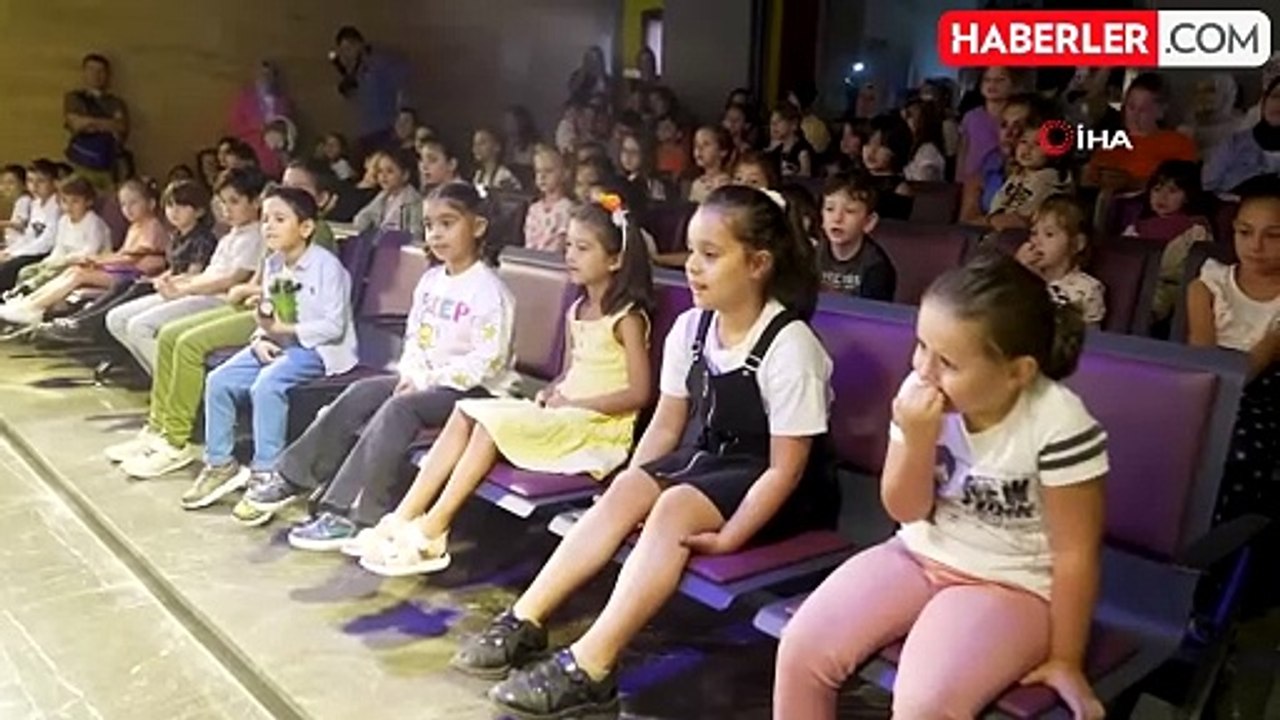 Hansel ve Gretel Tiyatrosu Çocuklarla Buluştu