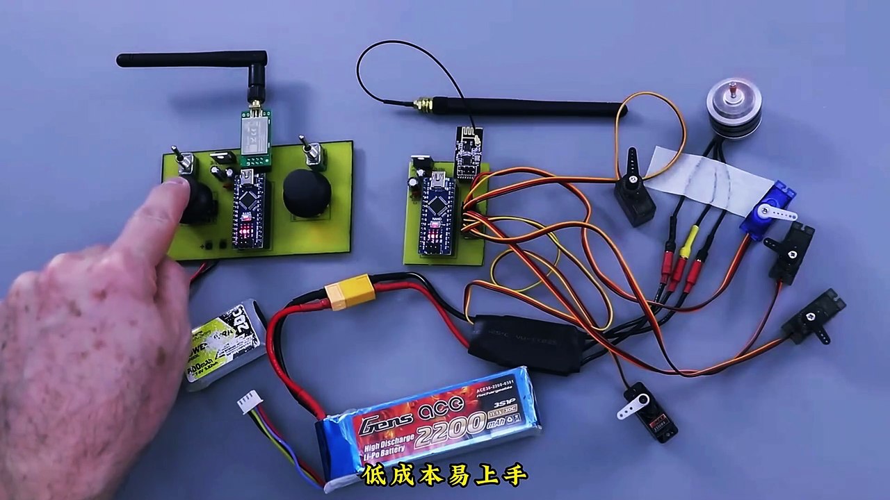 Make your own super simple remote control aircraft model by rubbing the remote control by hand. It is simple and easy to use. After watching it, you can also easily make #aircraft model aircraft