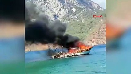 Antalya'da yangın çıkan tur teknesi battı