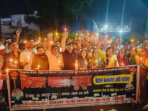 युवा कांग्रेस ने निकाला मशाल जुलूस