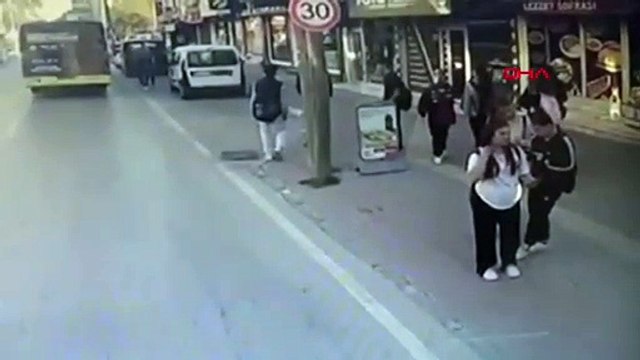 BURSA Otobüsün çarpmasıyla yaralanan kadının yola savrulan cep telefonu çalındı; kaza anı kamerada