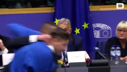 Un activista interrumpe a Orbán, acusándolo de traicionar a su país en favor de Rusia y China.