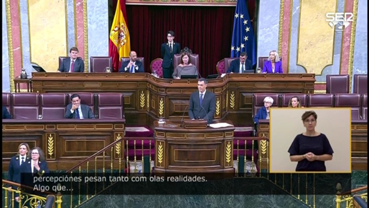 Un diputado del PP se cae al romperse su escaño y Sánchez tiene que interrumpir su discurso