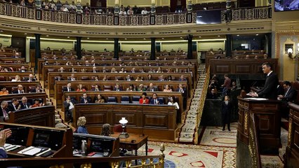 Un diputado del PP se cae al romperse su escaño durante la comparecencia de Sánchez