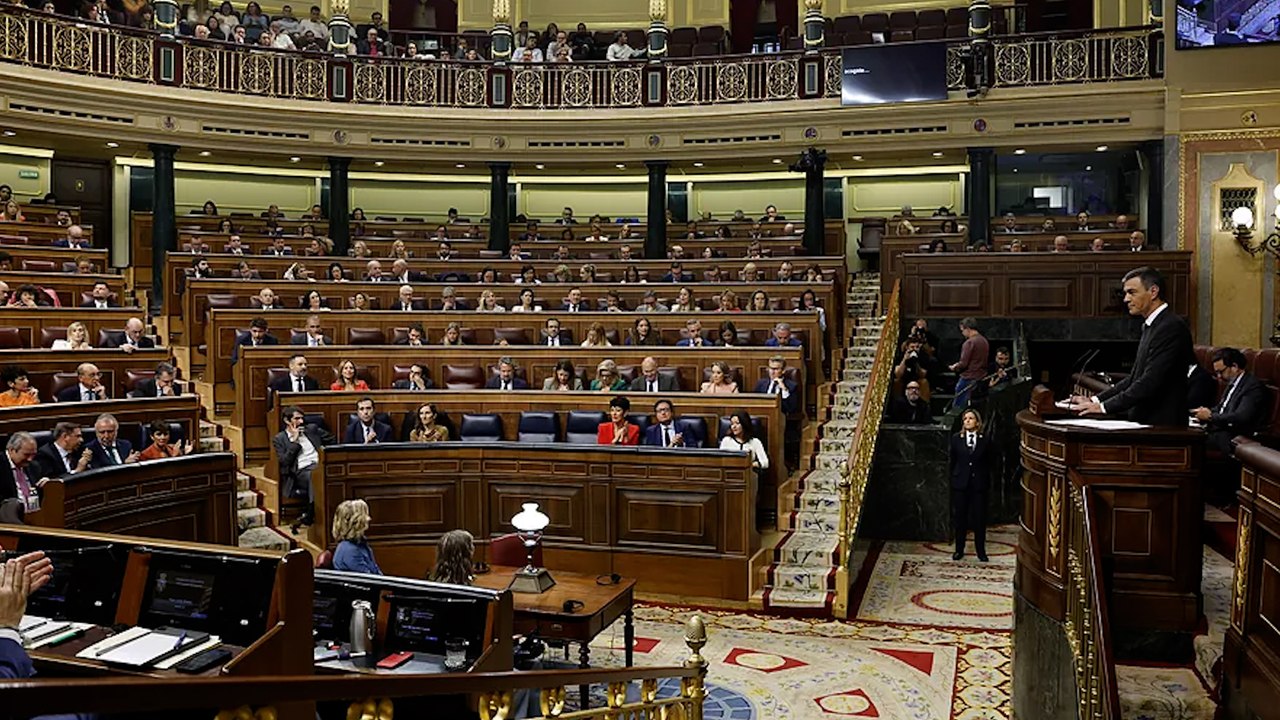 Un diputado del PP se cae al romperse su escaño durante la comparecencia de Sánchez