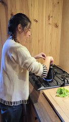 Toutes les étapes de la préparation d'une décoction d'herbes fraîches