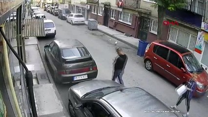 BURSA Çalmak istedikleri otomobili çalıştıramayınca, iterek götürdüler; o anlar kamerada