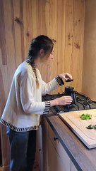Toutes les étapes de la préparation d'une décoction d'herbes fraîches