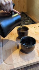 Toutes les étapes de la préparation d'une décoction d'herbes fraîches