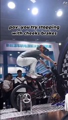 Réussir à se blesser sur une moto de jeu d'arcade... il est bon lui