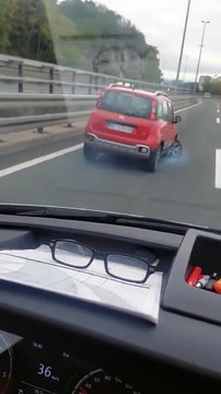 Comment cette voiture peut-elle encore rouler sur l'autoroute