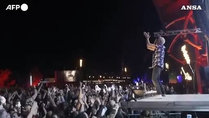 Fatboy Slim, 61 anni, scatenato alla consolle a una serata in Francia