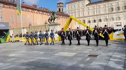 Tải video: Torino, all'anniversario numero 250 della fondazione della guardia di finanza l'esibizione di sand art dell'ennese Stefania Bruno