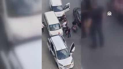 Télécharger la video: Kağıthane'de 5 kişi bir sürücüyü darbetti: Aracı hurdaya çevirdi!