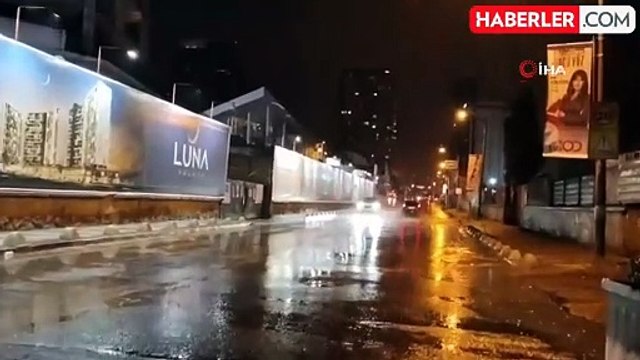 İstanbul Anadolu Yakası'nda Sağanak Yağış Etkili Oluyor