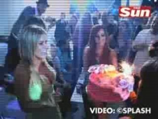 Carmen Electra festeggia con le ex