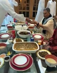 محمد عبده يطعم عبدالله بالخير العسل في فمه