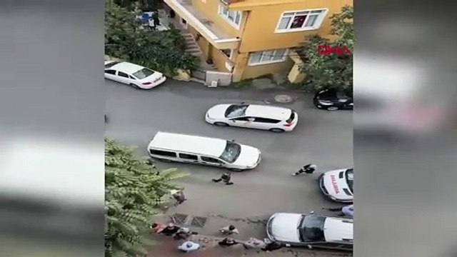 Çekiçli maganda dehşeti: Otomobilin camlarını kırıp darp ettiler