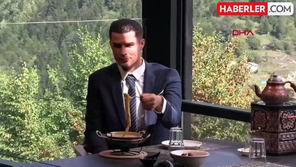 Kuymak yiyen Cristiano Ronaldo heykelini görenler gerçek sanıyor