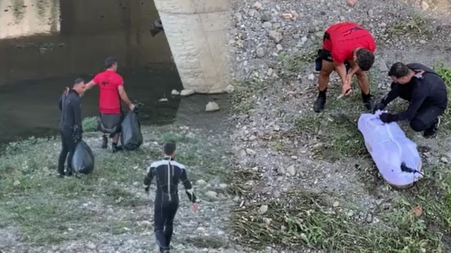 Irmakta ceset ihbarına giden ekipler temizlik yaptı