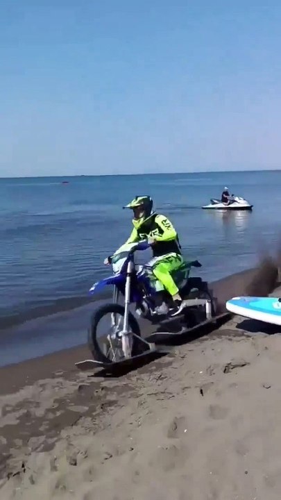 Venez vivre l'adrénaline d'une incroyable balade en moto sur l'eau !