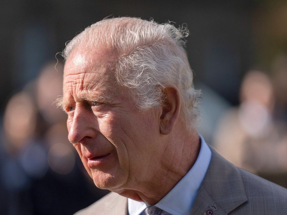 König Charles unterbricht Krebsbehandlung