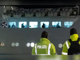 Motor ausgefallen: Fähre "Funny Girl" treibt hilflos auf der Nordsee