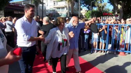 Altın Portakal Film Festivali'ne kefiyeyle katılan Gülsen Tuncer'den Filistin'e destek mesajı!